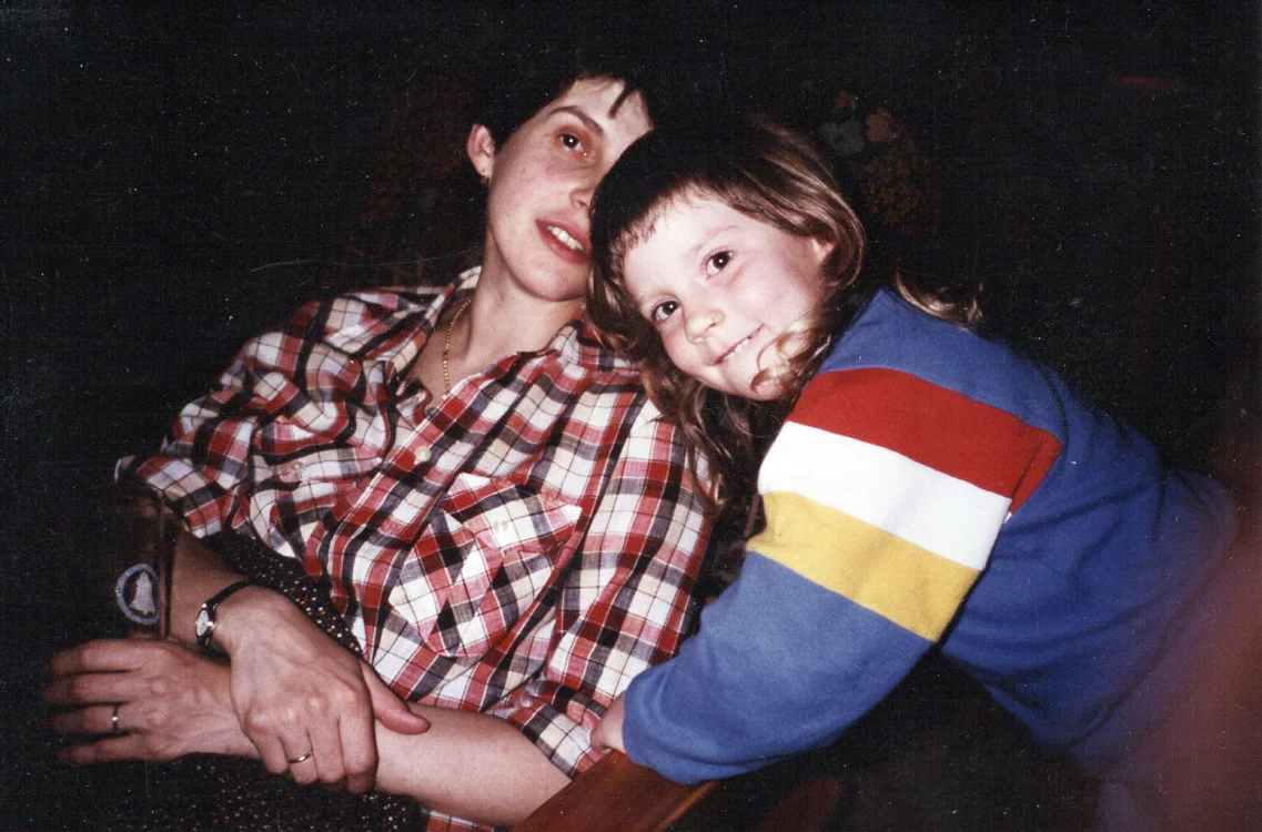 Doro Kliche-Behnke als Kind mit ihrer Mutter